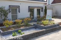 Voortuin met plantenbakken van stapelblokken