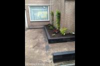 Compacte voortuin met strakke lijnen