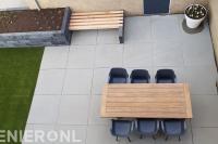 Moderne tuin met kunstgras en lichte bestrating van grote tegels