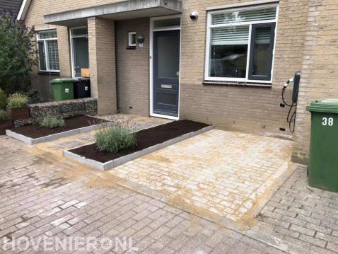 Kleine voortuin met bestrating en borders