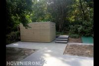 Sierbestrating rondom tuinhuisje