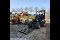 Zware tuintegels plaatsen met minikraan met zuignap