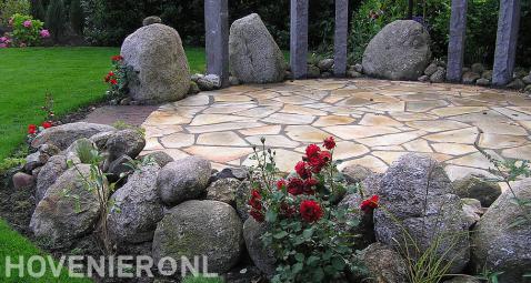 Terras van flagstones omgeven met rotsblokken