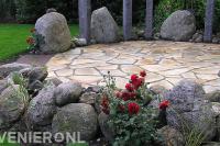 Terras van flagstones omgeven met rotsblokken