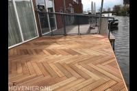 Houten vlonder aan het water 2