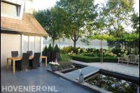 Achtertuin met terras en vijver