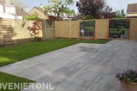 Tuinaanleg met terras, gazon van graszoden en schutting
