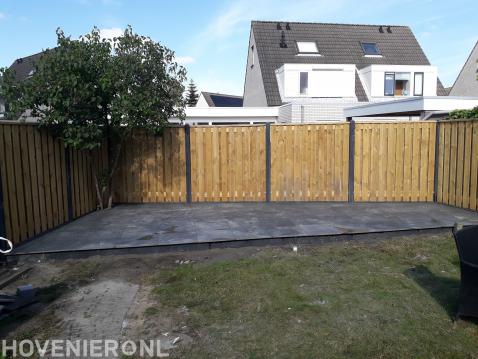 Tuinaanleg met bestrating en hout beton schutting