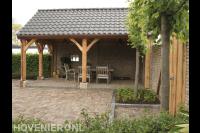 Houten kapschuur en bestrating van oude klinkers