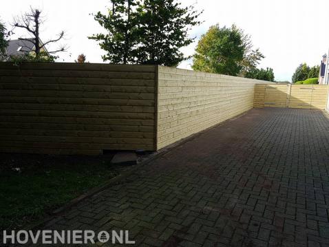 Houten schutting plaatsen