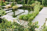 Moderne tuin met veel groen en vijvers 3