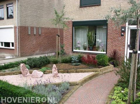 Voortuin met kleine hoogteverschillen en rotsblokken