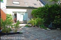 Achtertuin met plantenbakken