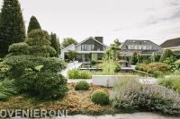 Moderne tuin met veel groen en vijvers 2