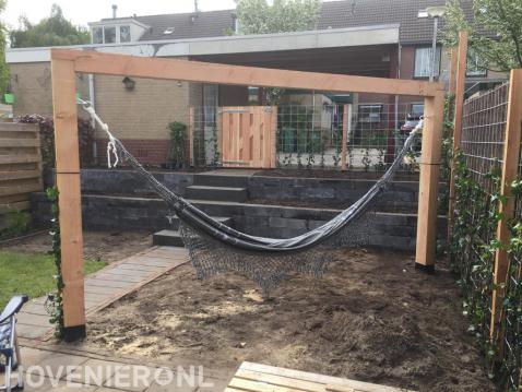 Houten pergola met hangmat