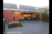 Tuin met vijver, houten overkapping en bestrating van grote tegels 1