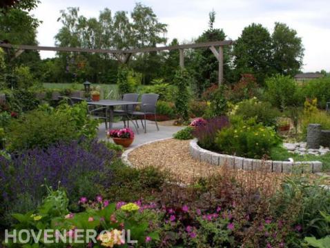 Natuurlijke tuin met houten pergola bij terras