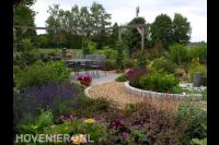 Natuurlijke tuin met houten pergola bij terras