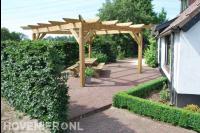 Terras met picknicktafel en robuuste houten pergola
