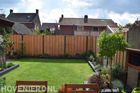 Achtertuin met hout beton schutting en gazon