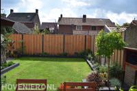 Achtertuin met hout beton schutting en gazon
