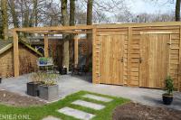 Houten schuurtje met pergola boven zithoek