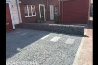 Onderhoudsvrije tuin met split en schanskorf