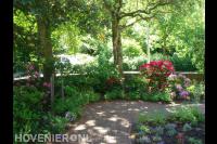 Brede paden in rolstoelvriendelijke tuin