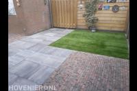 Tuinaanleg met siertegels, gebakken klinkers en kunstgras