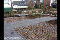 Voortuin met bestrating van betontegels en oude klinkers