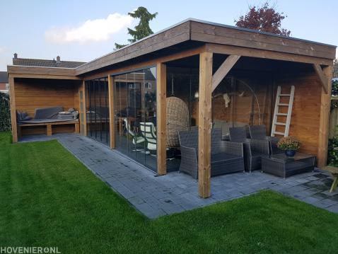 Luxe houten veranda met glazen wanden