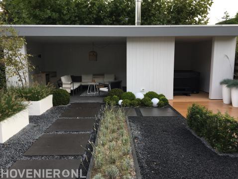 Moderne tuin met luxe overkapping en houten vlonder 1