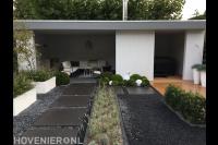 Moderne tuin met luxe overkapping en houten vlonder 1
