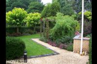 Groene tuin met bolcatalpa's en pergola