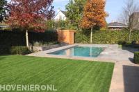 Tuin met zwembad en gazon