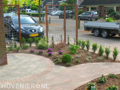 Bestrating van waaltjes en nieuwe beplanting in voortuin