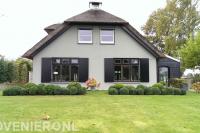 Boerderijtuin met gazon en buxusbollen