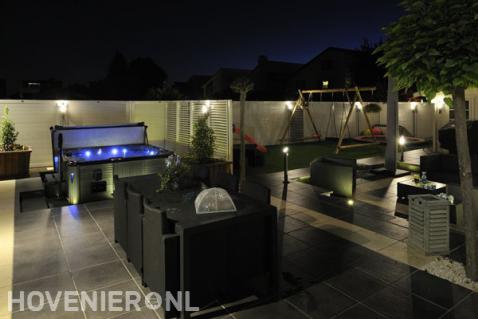 Moderne tuin met bestrating, jacuzzi, kunstgras en buitenverlichting 1