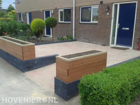 Rolstoelvriendelijke voortuin met houten plantenbakken