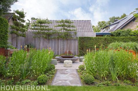 leiboom en hergebruikte materialen in moderne tuin-florera.nl