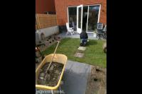 Tuinaanleg met nieuwe beplanting en gazon van graszoden