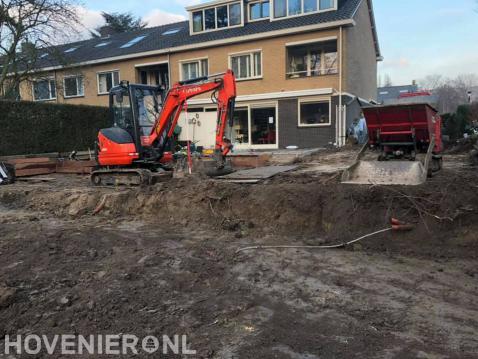 Tuin afgraven met minikraan en rupsdumper