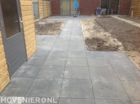 Achtertuin bestraten met betontegels