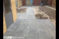 Achtertuin bestraten met betontegels