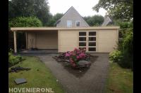 Houten schuur met overkapping
