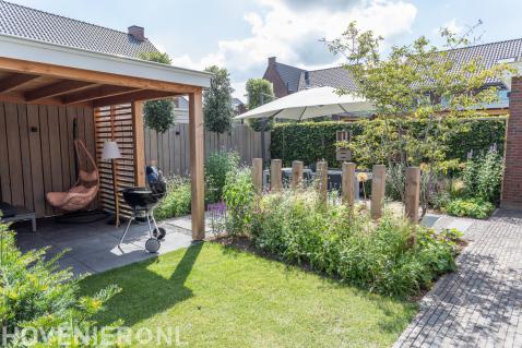 Compacte tuin met terras, overkapping en grasveldje