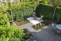Tuinaanleg met bestrating, beplanting, plantenbakken en leibomen 2