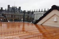 Sierhekwerk bij dakterras