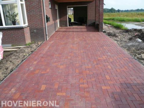 Oprit bestraten met rode betonklinkers