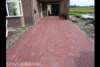 Oprit bestraten met rode betonklinkers